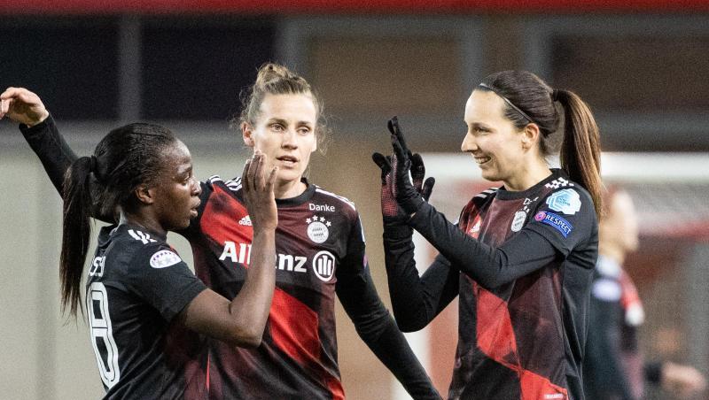 Ivana Rudelic (r) freut sich mit ihren Mitspielerinnen.