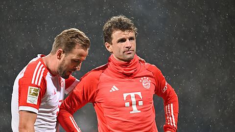 Münchens Harry Kane und Münchens Thomas Müller nach dem Spiel.