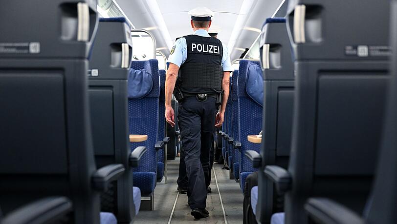 Ein ausgetickter Jugendlich sorgte für einen Polizeieinsatz in einem ICE und am Hauptbahnhof in München. (Symbolbild)