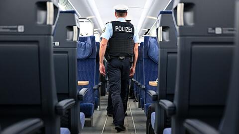 Ein ausgetickter Jugendlich sorgte für einen Polizeieinsatz in einem ICE und am Hauptbahnhof in München. (Symbolbild)