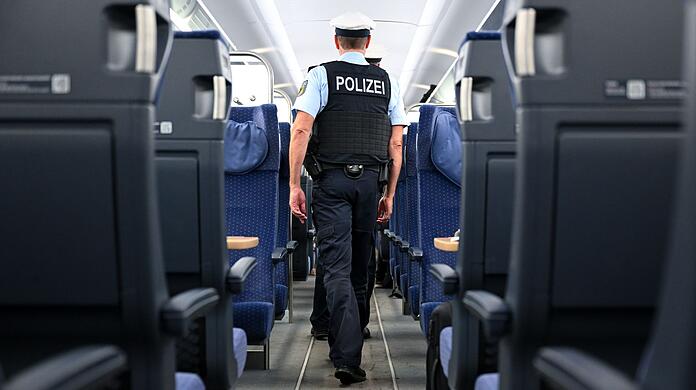 Ein ausgetickter Jugendlich sorgte für einen Polizeieinsatz in einem ICE und am Hauptbahnhof in München. (Symbolbild)