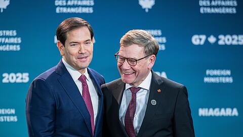 Beim Familienfoto des Außenministertreffens der G7-Runde wirtschaftsstarker Demokratien zeigen sich Außenminister Johann Wadephul (r., CDU) und sein US-Kollege Marco Rubio gut gelaunt.