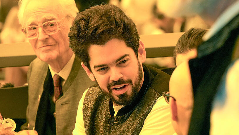 Lahav Shani, (M) Chefdirigent der Münchner Philharmoniker und Franz von Bayer (l) beim Bieranstich auf dem Oktoberfest. Lahav Shani, (M) Chefdirigent der Münchner Philharmoniker und Franz von Bayer (l) beim Bieranstich auf dem Oktoberfest.