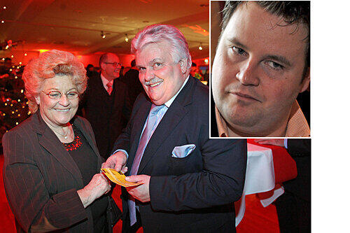 Dieter Herzog, früherer Marketing-Chef der Sparkasse, und Sohn Alexander (kl. Foto) bangen um das Leben von Gabi. Sie erlitt einen Herzstillstand.