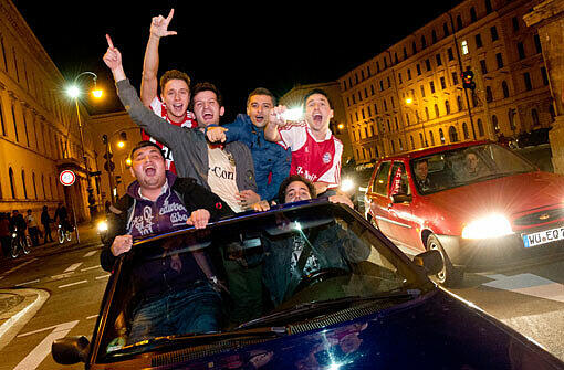 Olé, olé olé olé - rund 700 Bayern-Fans machten die Leopoldstraße am Mittwochabend mal wieder zur Feiermeile.