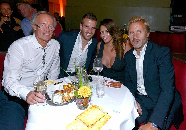 Erster öffentlicher Auftritt von Rafael van der Vaart und Sabia Boularouz: Bei der Nacht der Legenden im Schmidts Tivoli in Hamburg zeigte sich der HSV-Kapitän erstmals offiziell mit seiner neuen Freundin. Pikant: Letztes Jahr war van der Vaart mit Noch-Ehefrau Sylvie auf der Gala. Die AZ zeigt die besten Bilder!