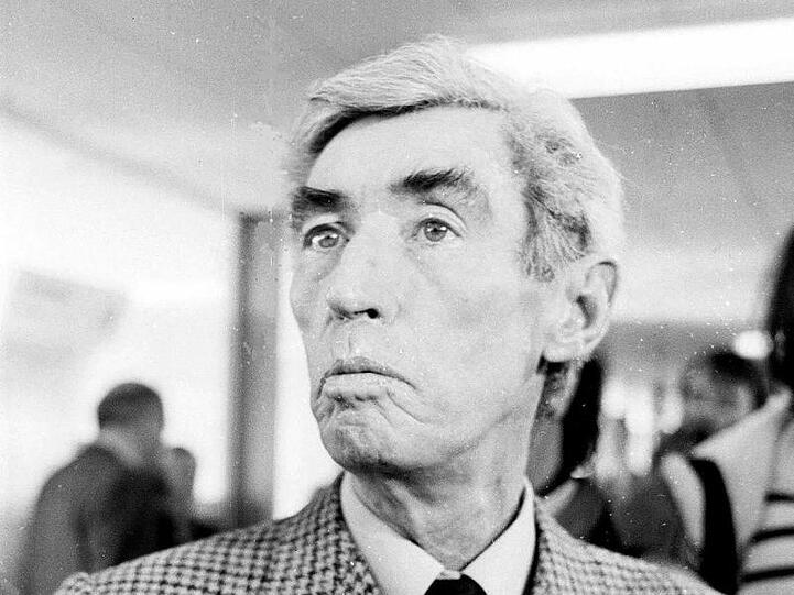 Der belgische Comic-Künstler Herge. Hinter dem Künstlernamen verstecken sich die französisch gesprochenen Anfangsbuchstaben "RG" für Georges Remi.