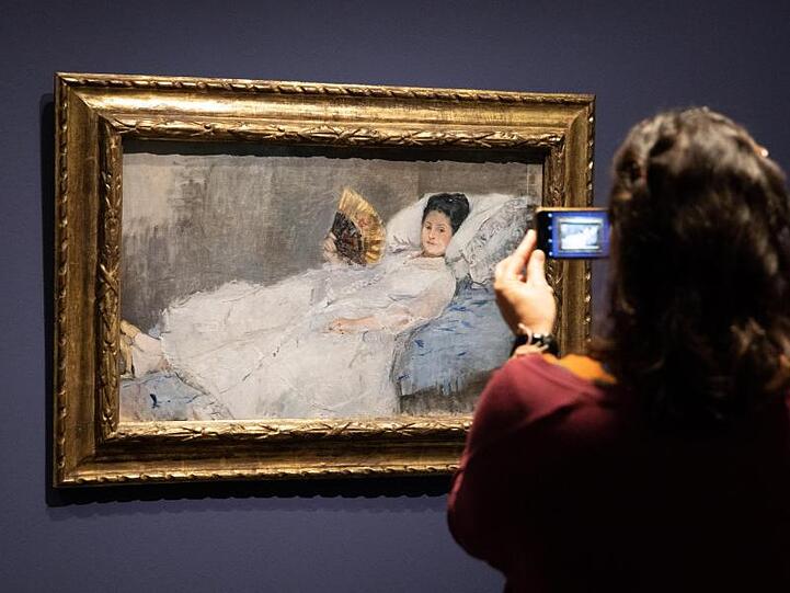 Das Gemälde "Frau mit Fächer" von Berthe Morisot in der Hamburger Kunsthalle.