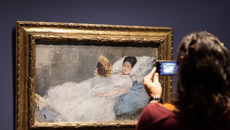 Das Gemälde "Frau mit Fächer" von Berthe Morisot in der Hamburger Kunsthalle. Das Gemälde "Frau mit Fächer" von Berthe Morisot in der Hamburger Kunsthalle.