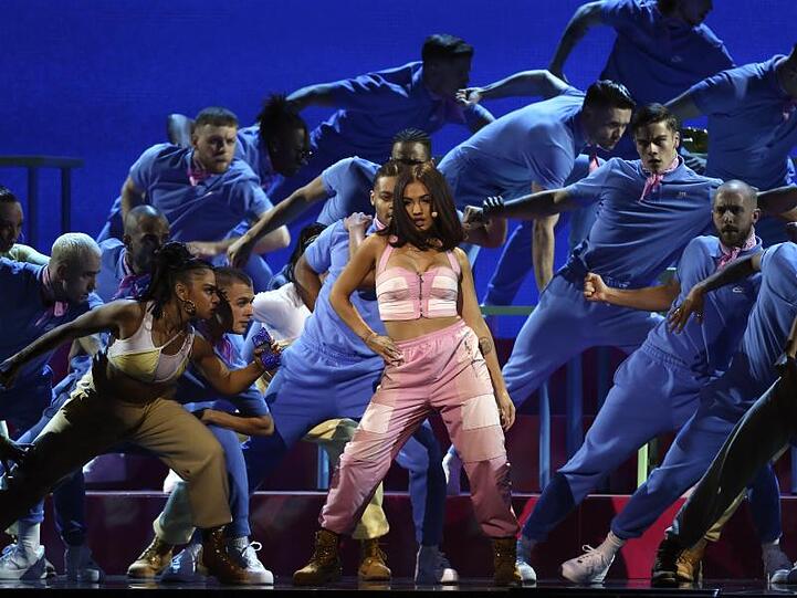 Mabel tritt während der Verleihung der Brit Awards 2020 auf.