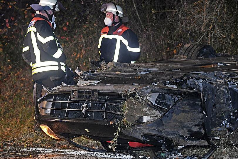 Auf der A8 Richtung München kommt ein Ferrari von der Fahrbahn ab und überschlägt sich.