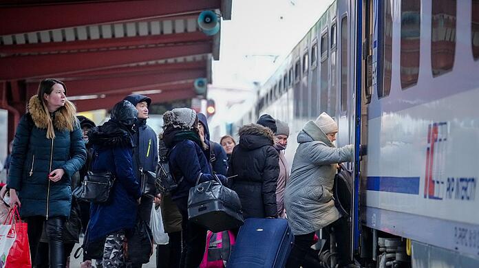 Geflüchtete aus der Ukraine steigen am Bahnhof von Przemysl in der Nähe der ukrainisch-polnischen Grenze in den Zug nach Berlin.