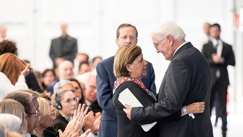 Nach seiner Rede umarmen sich Bundespräsident Frank-Walter Steinmeier und die Vertreterin der Angehörigen der israelischen Opfer des Olympia-Attentats 1972, Ankie Spitzer; dahinter der israelische Präsident Isaac Herzog. Nach seiner Rede umarmen sich Bundespräsident Frank-Walter Steinmeier und die Vertreterin der Angehörigen der israelischen Opfer des Olympia-Attentats 1972, Ankie Spitzer; dahinter der israelische Präsident Isaac Herzog.