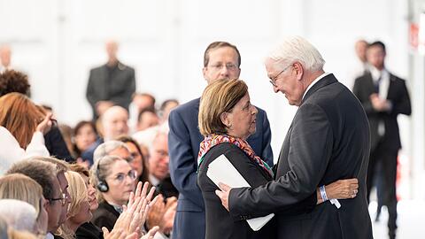Nach seiner Rede umarmen sich Bundespräsident Frank-Walter Steinmeier und die Vertreterin der Angehörigen der israelischen Opfer des Olympia-Attentats 1972, Ankie Spitzer; dahinter der israelische Präsident Isaac Herzog.