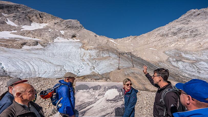Der Geograph Hagg - hier an der Zugspitze vor dem schmelzenden Gletscher - sieht einen Ausstieg aus dem Klimaziel 2040 kritisch. (Archivbild)