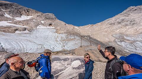 Der Geograph Hagg - hier an der Zugspitze vor dem schmelzenden Gletscher - sieht einen Ausstieg aus dem Klimaziel 2040 kritisch. (Archivbild)