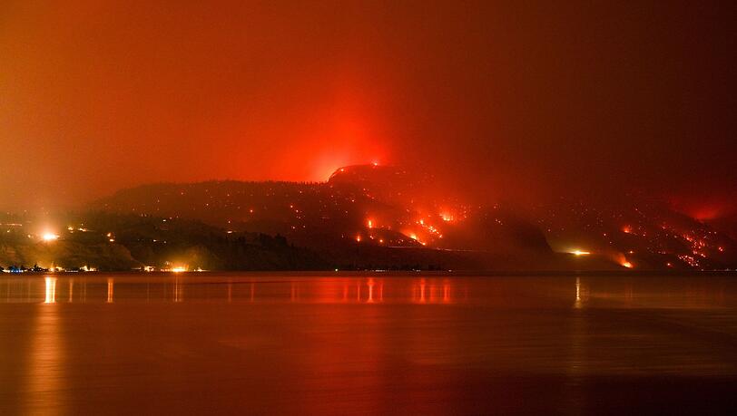 Im Westen Kanadas wütet ein Feuer, das Tausende Menschen bereits zur Flucht trieb und mindestens ein Todesopfer forderte - ein See könnte die Flammen nun daran hindern, sich weiter auszubreiten. Im Westen Kanadas wütet ein Feuer, das Tausende Menschen bereits zur Flucht trieb und mindestens ein Todesopfer forderte - ein See könnte die Flammen nun daran hindern, sich weiter auszubreiten.