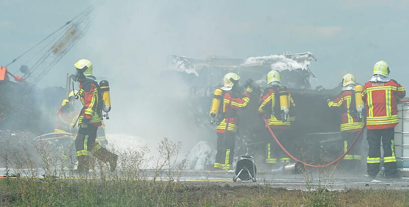 Rettungskräfte löschen auf der Bundesstraße B10 einen brennenden Lastwagen. Die Bilder.