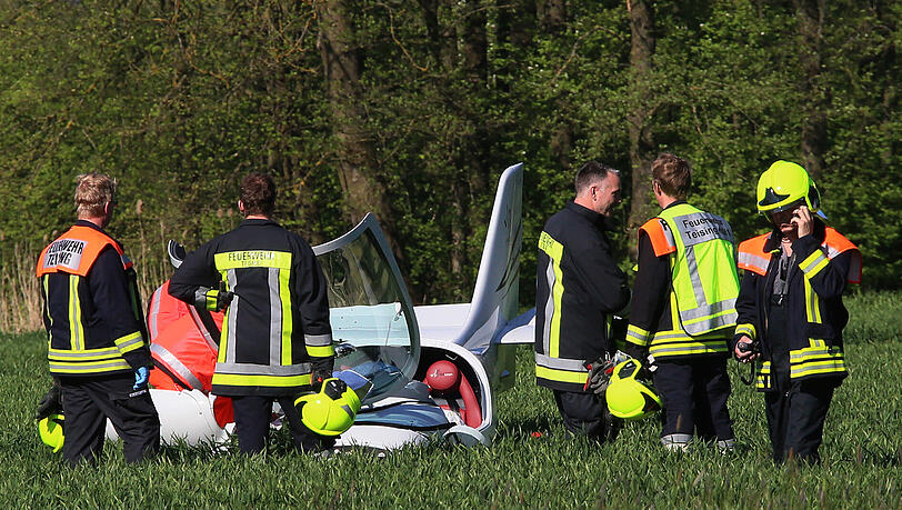 Am Sonntag starben zwei Menschen in Teising bei einem Flugzeugabsturz - die Bilder vom Unfallort. Am Sonntag starben zwei Menschen in Teising bei einem Flugzeugabsturz - die Bilder vom Unfallort.