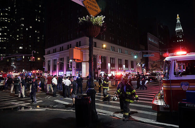 Eine heftige Explosion hat am Samstagabend den New Yorker Stadtteil Manhattan erschüttert. Die Bilder vom Tatort.