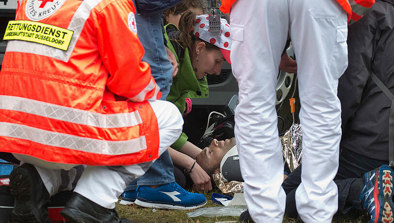 Alejandro Valverde wird nach seinem schweren Sturz von Rettungskräften behandelt. Alejandro Valverde wird nach seinem schweren Sturz von Rettungskräften behandelt.