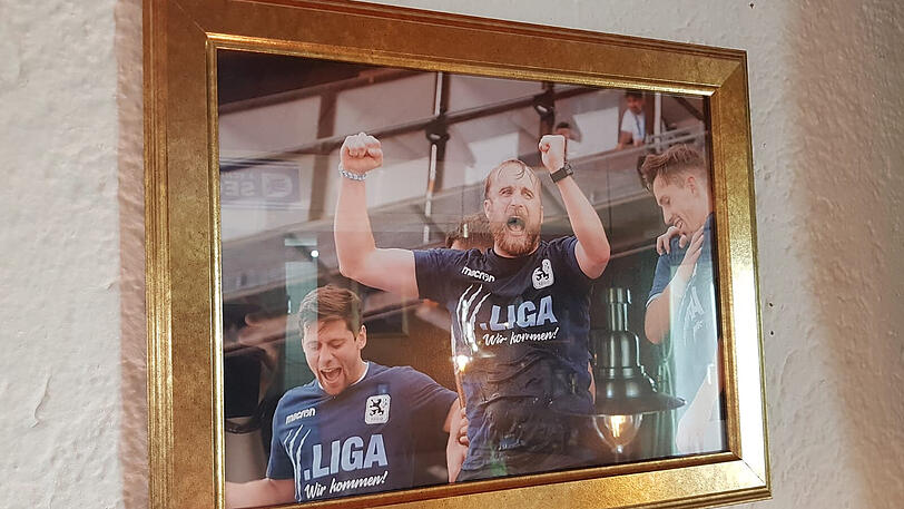 Unvergessliche Momente: Bilder vom Drittliga-Aufsteig zieren die Wände.