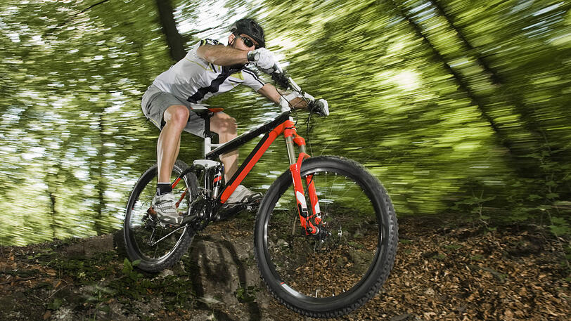 Der Mountainbiker stürzte über das gespannte Seil (Symbolbild).