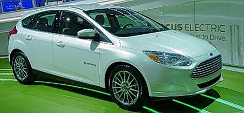 Steht etwas verschämt im Eckchen: Der neue Ford Focus mit E-Antrieb.