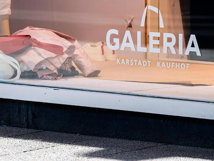 Galeria Karstadt Kaufhof will bis zu 80 der 170 Filialen schließen.