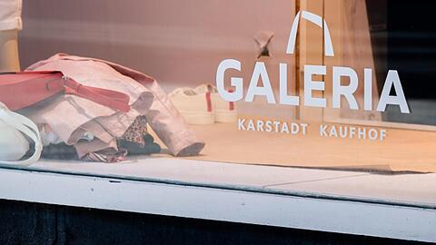 Galeria Karstadt Kaufhof will bis zu 80 der 170 Filialen schließen.