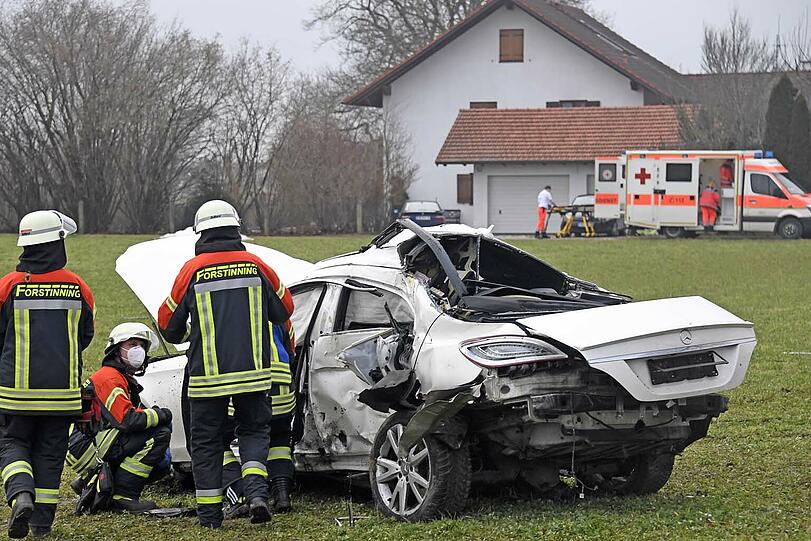 Der Aufprall des Unfallwagens war derart heftig, dass sich das Wrack der kompletten Auspuffanlage und zahlreicher anderer Fahrzeugteile entledigte und der Baum entwurzelt wurde.