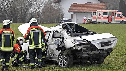 Der Aufprall des Unfallwagens war derart heftig, dass sich das Wrack der kompletten Auspuffanlage und zahlreicher anderer Fahrzeugteile entledigte und der Baum entwurzelt wurde.