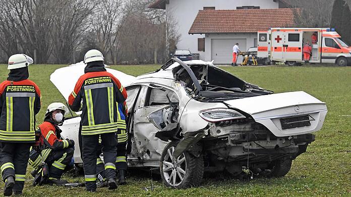 Der Aufprall des Unfallwagens war derart heftig, dass sich das Wrack der kompletten Auspuffanlage und zahlreicher anderer Fahrzeugteile entledigte und der Baum entwurzelt wurde.