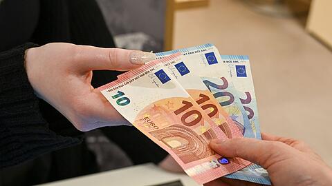 Einer Umfrage zufolge wollen 93 Prozent auch in Zukunft selbst entscheiden, ob sie bar oder unbar bezahlen.