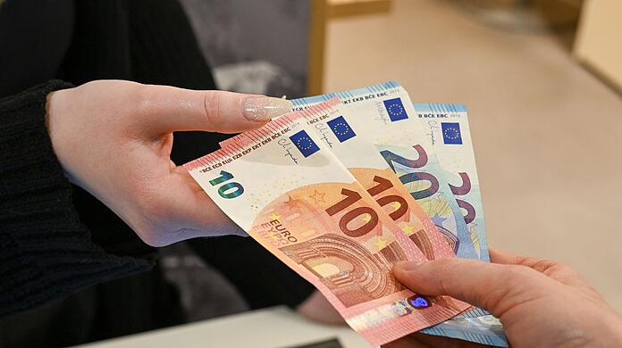 Einer Umfrage zufolge wollen 93 Prozent auch in Zukunft selbst entscheiden, ob sie bar oder unbar bezahlen.