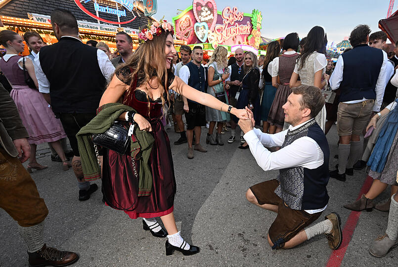 Oli Pocher kniete sich sogar vor dem diesjährigen Wiesnplaymate Vroni Sbrizzai.