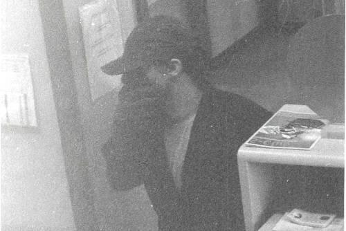 Das Foto zeigt den Unbekannten beim versuchten Überfall in der Sparkasse in Kirchtrudering.