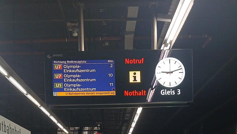 Am Hauptbahnhof ging ebenfalls nichts – die U-Bahnen werden zwar angezeigt, fahren aber nicht. Am Hauptbahnhof ging ebenfalls nichts – die U-Bahnen werden zwar angezeigt, fahren aber nicht.