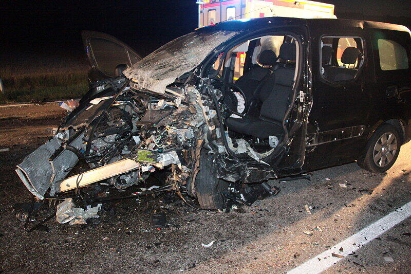 Bei dem Frontalzusammenstoß auf der B12 bei Haag in der Nacht zum Dienstag erlitten die beiden Fahrer schwere Verletzungen. Die Ursache des Unfalls ist bisher ungeklärt.