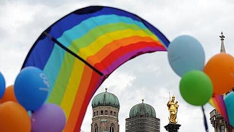 So bunt ist München selten. Der Christopher Street Day am Samstag verwandelt die Landeshauptstadt in ein Meer aus Regenbogenfahnen.