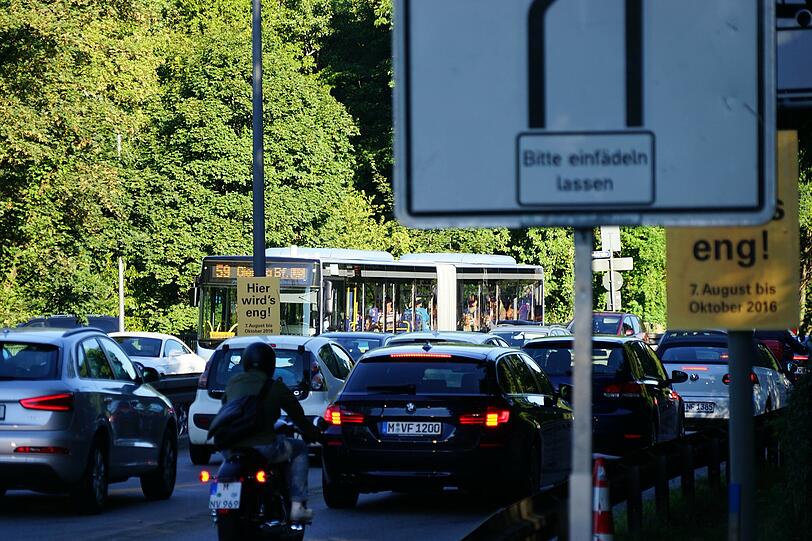 Seit Montagfrüh ist der Isarring Richtung Schwabing auf eine Spur verengt. Und schon bricht im Berufsverkehr das Stau-Chaos aus. Die Bilder vom Mega-Stau.