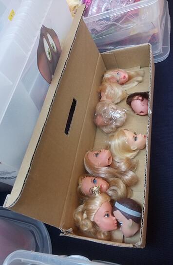 Jede ernstgemeinte Barbie-Sammlung braucht natürlich auch ein Barbie-Ersatzteillager.