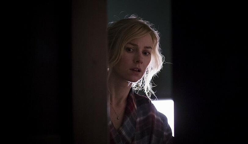 Mary (Naomi Watts) fragt sich, was sich hinter der plötzlich ein wenig geöffneten Kellertür verbirgt.