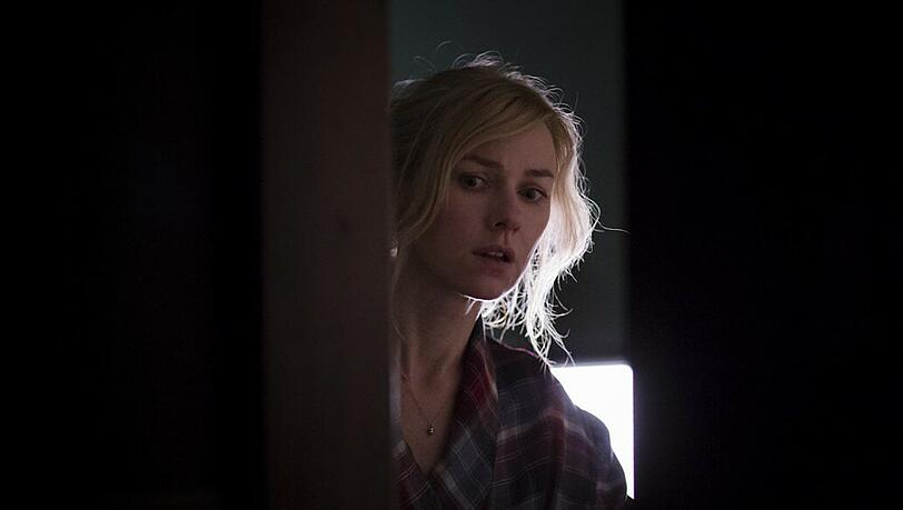 Mary (Naomi Watts) fragt sich, was sich hinter der plötzlich ein wenig geöffneten Kellertür verbirgt.