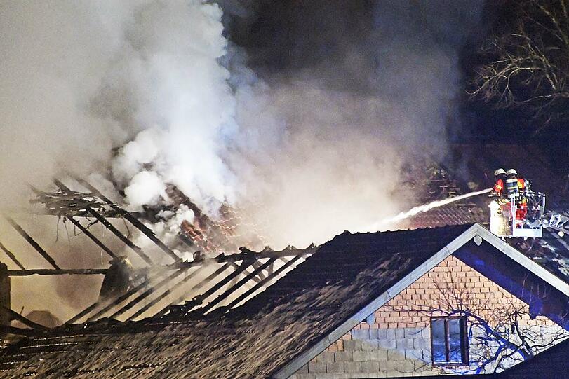 Die Feuerwehr musste bei minus elf Grad gegen die Flammen ankämpfen. Die Bilder vom Einsatz.