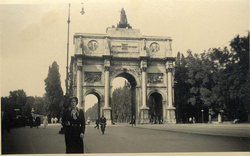 Schneidersalon-Besitzerin Franziska vor dem Siegestor in Schwabing.