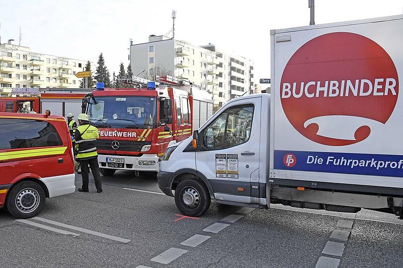 Rettungskräfte am Unfallort an der Berg-am-Laim-Straße. Eine Frau erlitt schwere Verletzungen, denen sie später erlag.