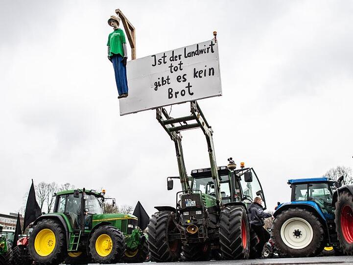 Eine Puppe hängt an einem Traktor und baumelt an einem Galgen mit dem Schild: "Ist der Landwirt tot gibt es kein Brot".