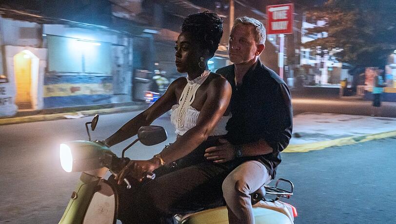Nur noch als Beifahrer unterwegs? Lashana Lynch als neue Agentin 007 und Daniel Craig als James Bond, der eigentlich schon im Ruhestand sein wollte.