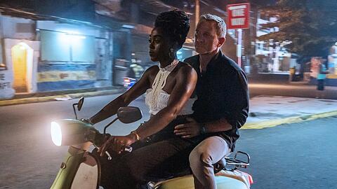 Nur noch als Beifahrer unterwegs? Lashana Lynch als neue Agentin 007 und Daniel Craig als James Bond, der eigentlich schon im Ruhestand sein wollte.